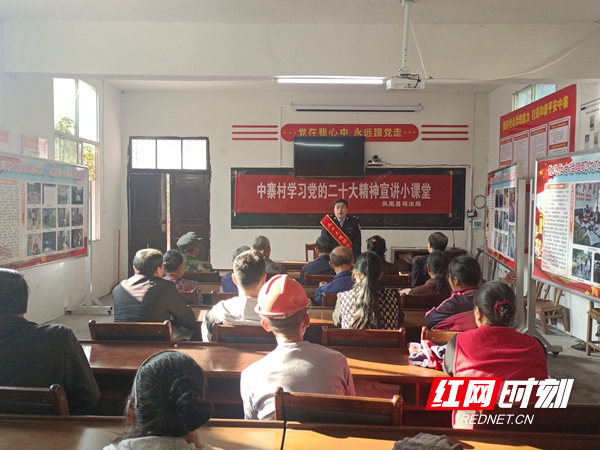 吴贵平股长在中寨村宣讲党的二十大精神。.jpg