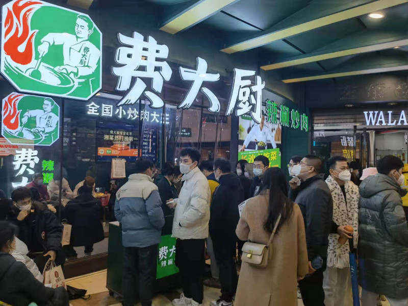 网红美食人气回归，店门口等位的人们。