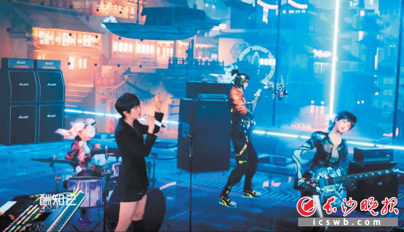 湖南卫视跨年晚会上，歌手姚安娜与数字人乐队同台演出。屏幕截图