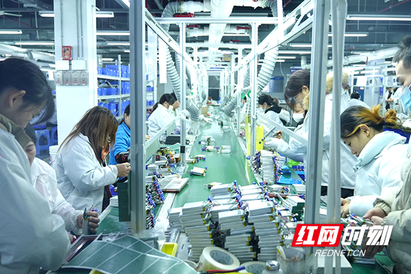 湖南久森新能源有限公司生产线内来自当地的工人们正在加工生产电池1.png