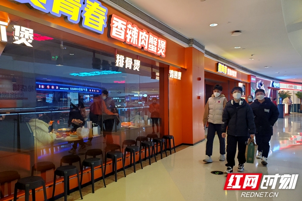 商场内的顾客络绎不绝.jpg