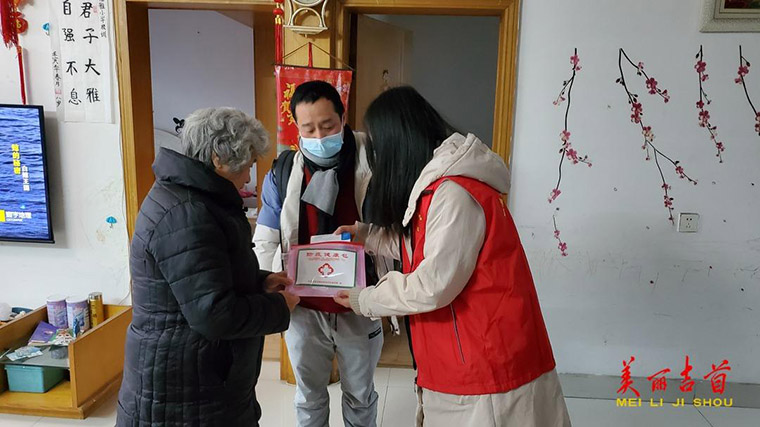 吉首:免费发放防疫健康包 温暖送到群众心坎上.jpg 吉首:免费发放防疫健康包 温暖送到群众心坎上.jpg