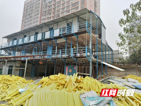 图一燕泉街道依法组织对阳光苑社区辖区骆仙西路沿线违建简易板房进行了彻底拆除。.jpg