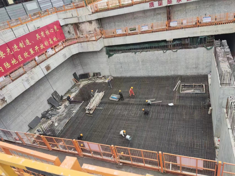1月3日，在湘雅路过江通道河东段，工人们正在进行隧道主体结构施工。长沙晚报全媒体记者 陈焕明 通讯员 赵志亚 摄影报道
