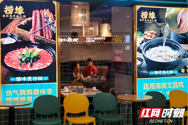 市民享受美食带来的欢乐.jpg
