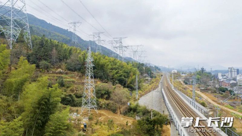 线路跨越11.93公里的距离，将源源不断的电力运送至35千伏小河变电站，有效提高变电站投运后的供电可靠性。