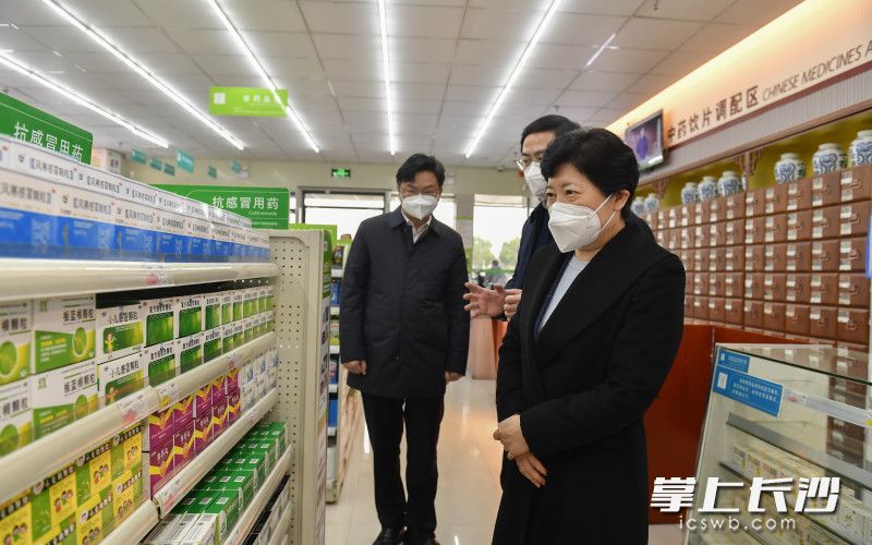 吴桂英来到益丰大药房检查督导药品供应情况。