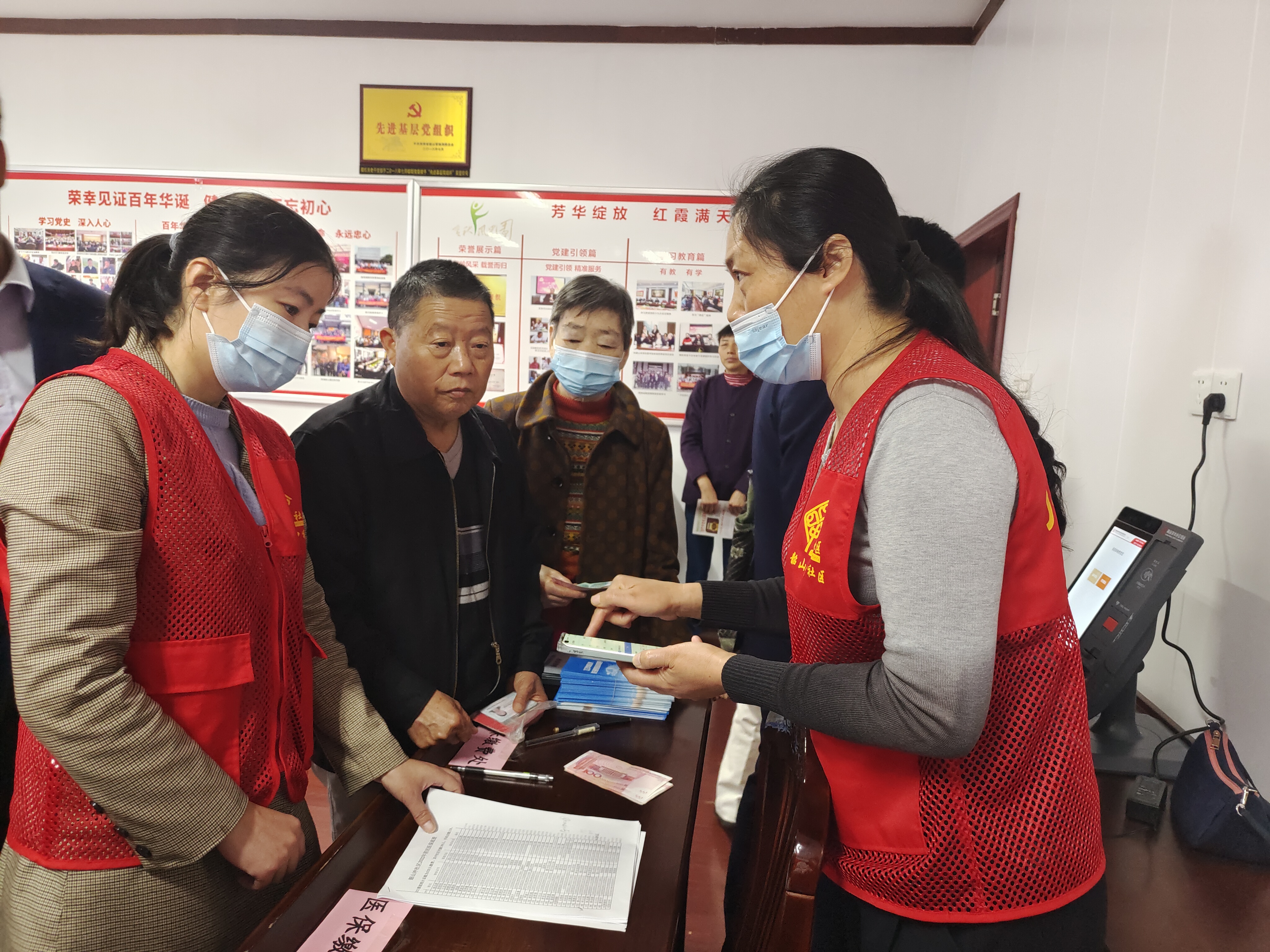 1.5 “湖南省岗位学雷锋标兵”曾小琴:用心用情为民服务2.jpg 1.5 “湖南省岗位学雷锋标兵”曾小琴:用心用情为民服务2.jpg