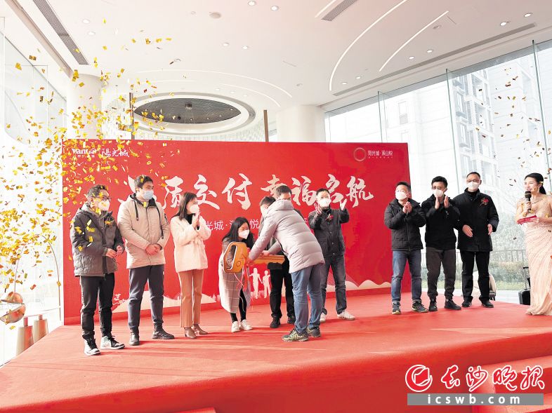 　　1月5日，长沙阳光城·溪山悦正式迎来一期盛大交付，1572户业主领到新房钥匙。长沙晚报全媒体记者 陈焕明 摄