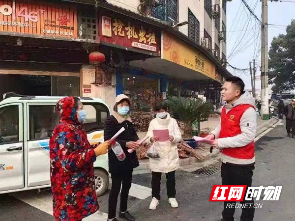 志愿者正在进行征兵宣传.jpg