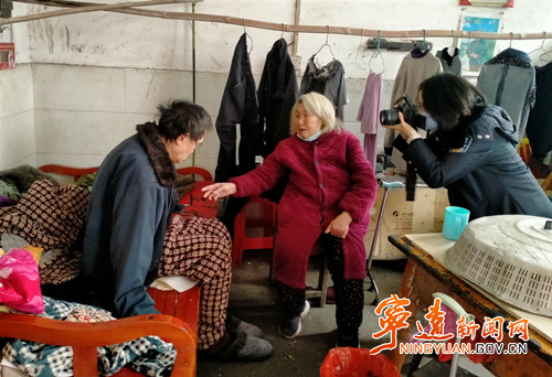 宁远：窗口开到百姓家 上门办证解民忧_副本500.jpg