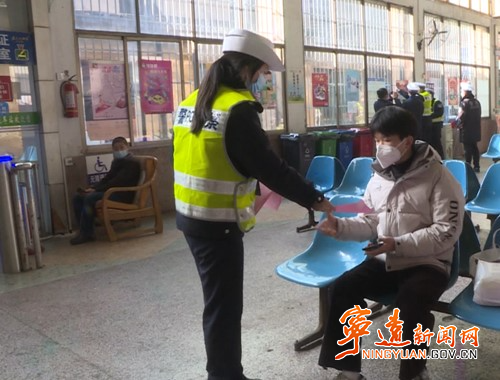 宁远交警大队走进客运站开展春运道路交通安全宣传2_副本500.jpg