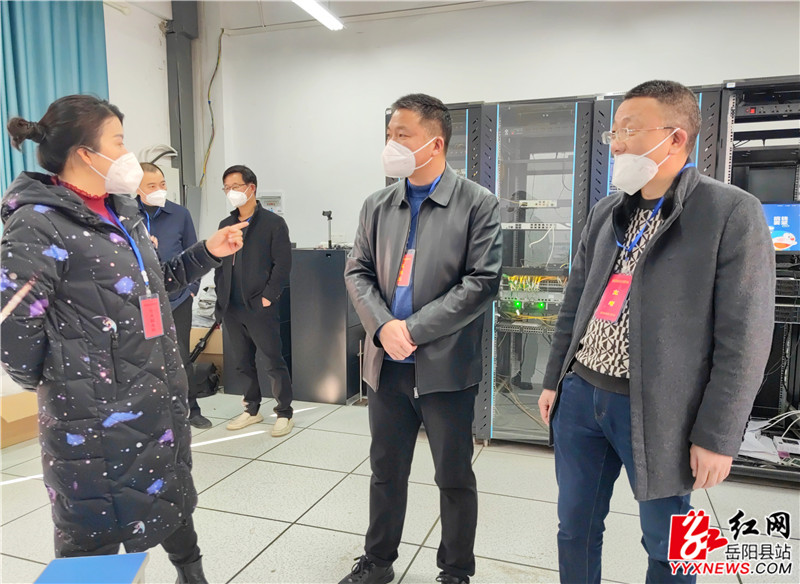 与考务工作人员交流_副本.jpg