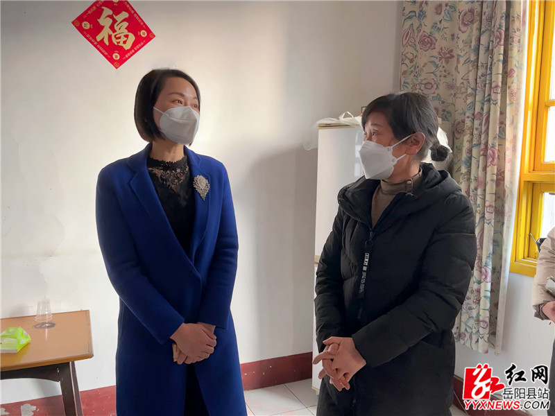宋华慰问困难职工易望霞_副本.jpg