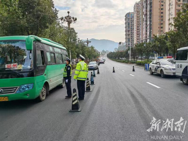 宜章公安交警:守好“安全关”筑牢“安全线”