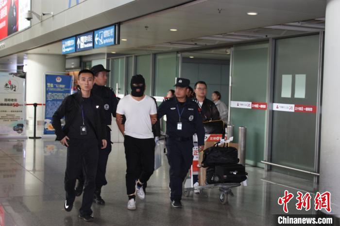 周脉军带队将境外毒枭抓捕归案(左一) 公安部供图