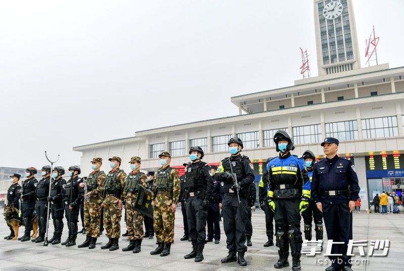 长沙公安民警与武警在长沙火车站前集结，准备开展巡逻。长沙晚报通讯员 胡喆 供图