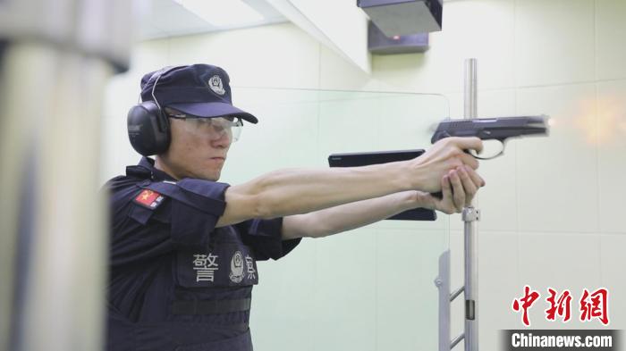 周脉军进行射击训练 公安部供图