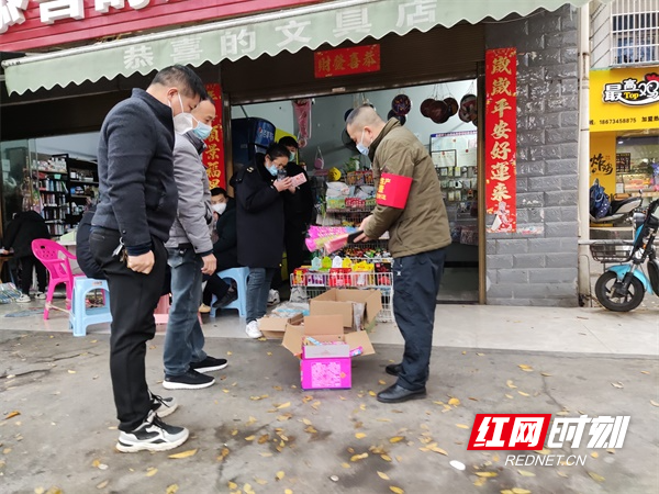 图一执法人员到辖区学校周边门店开展烟花爆竹“打非治违”专项整治行动。.jpg