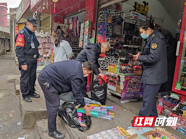 图二执法人员到辖区学校周边门店开展烟花爆竹“打非治违”专项整治行动。.jpg