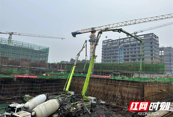 浇筑现场2.jpg