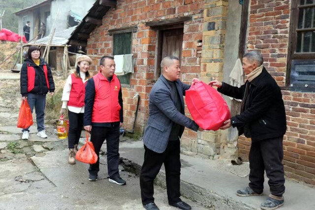 零陵区惠民迎新春 志愿者服务显真情