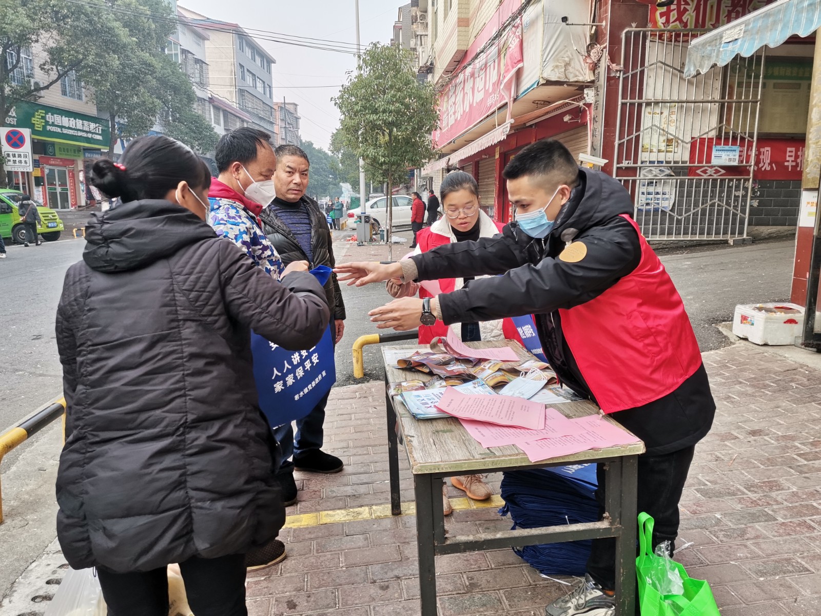 若水镇给群众发放“春节平安健康大礼包”（图片）.jpg
