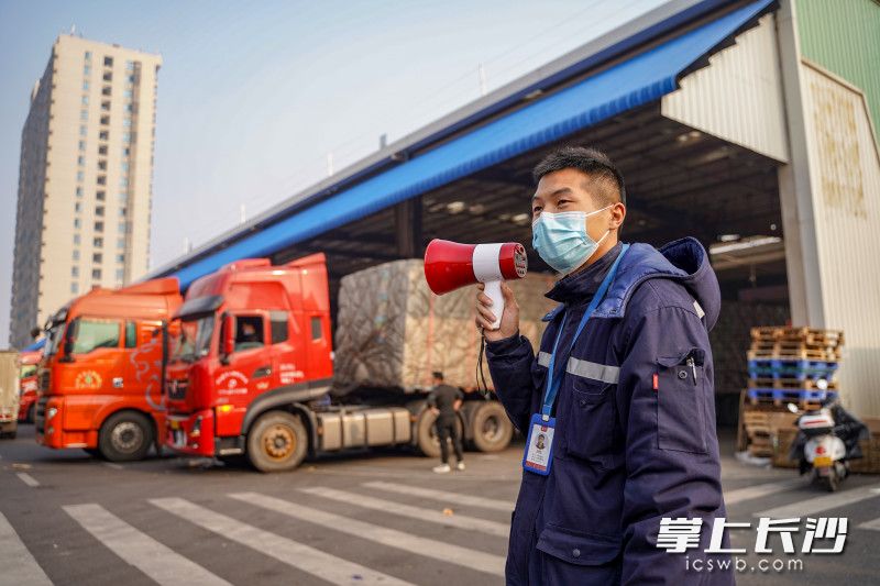 工作人员在繁忙的市场内维持秩序，确保水果货物流通高效。 均为长沙晚报全媒体记者 易亿 摄