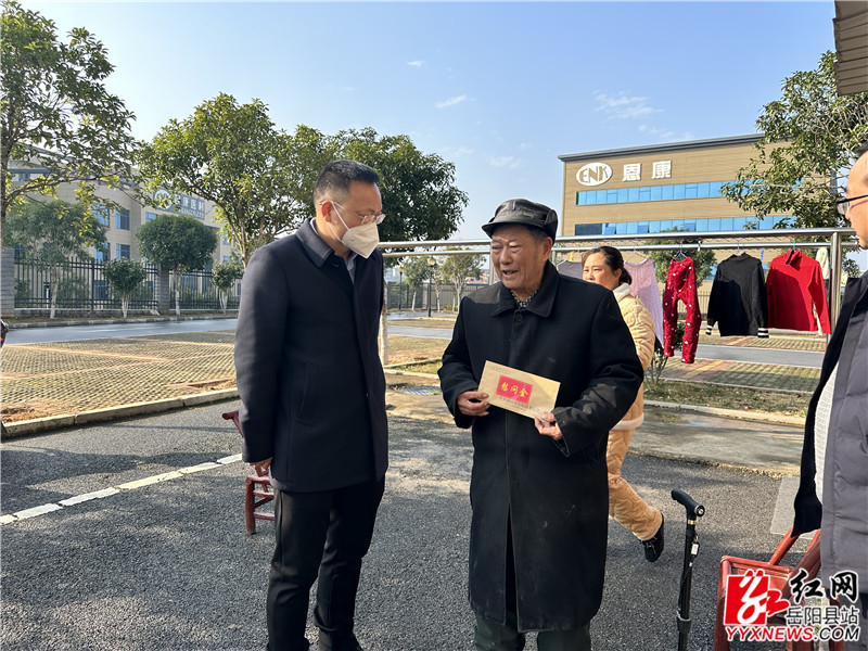 方克君送慰问金1_副本.jpg