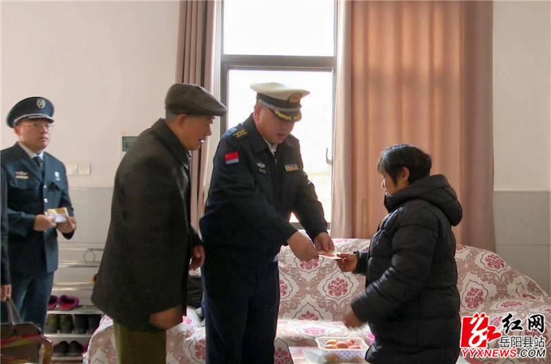 为困难党员送上慰问金_副本.jpg