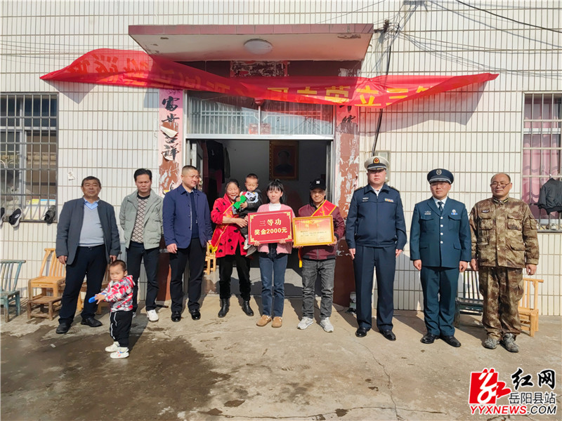 为周继兵家属送上喜报2_副本.jpg