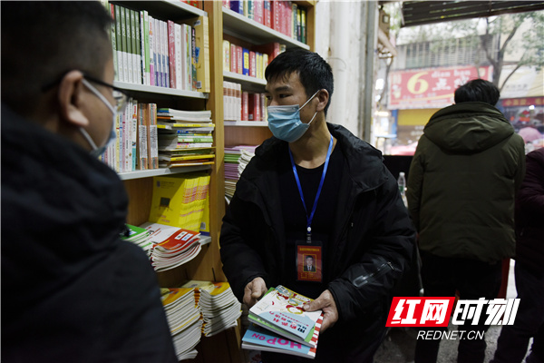 1月11日，蓝山县文化执法人员在一书店开展执法检查。.jpg
