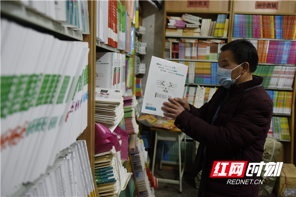 1月11日，蓝山县执法人员在一书店开展执法检查。.jpg