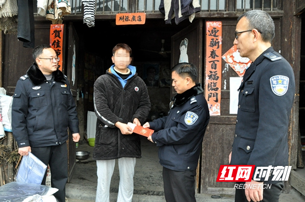 为监狱服刑人员子女送上慰问金。.jpg