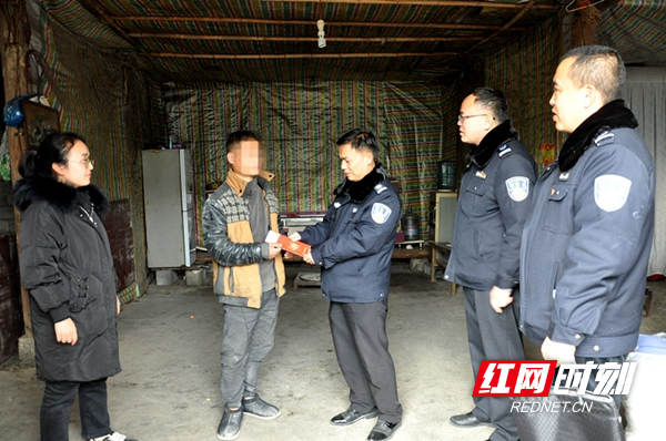 为生活困难社区矫正对象送上慰问金。(2).jpg