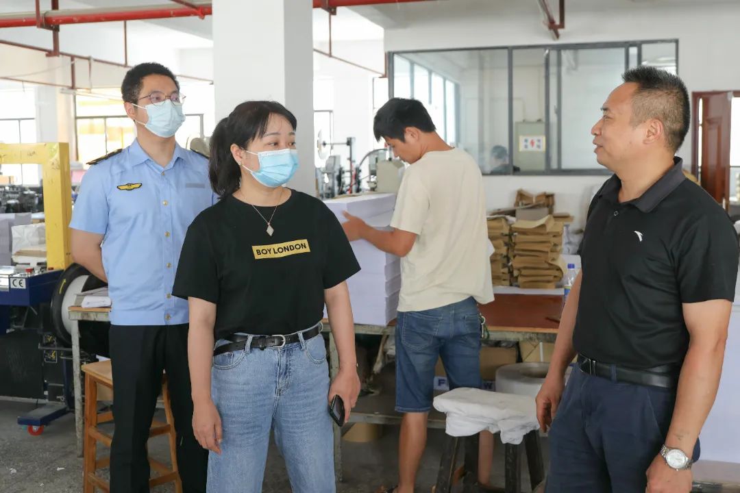 图2:李晓庆督查指导佳海工业园内企业安全生产工作.jpg 图2:李晓庆督查指导佳海工业园内企业安全生产工作.jpg