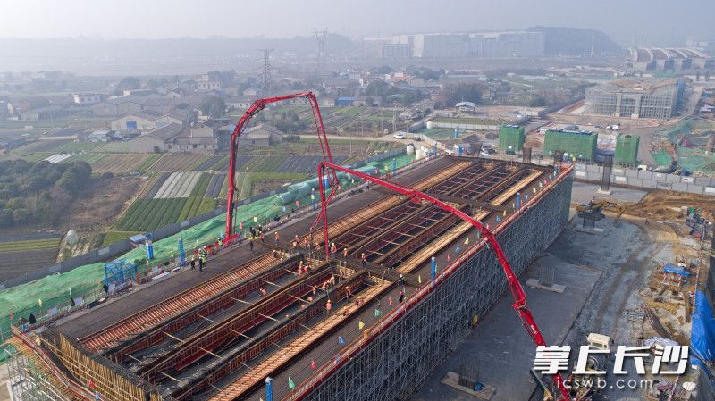 1月11日，湘府东路（浏阳河—黄兴大道）建设工程首联现浇箱梁正在进行浇筑。  均为长沙晚报全媒体记者 王志伟 摄