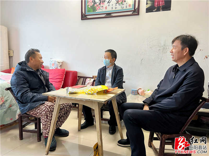 王卫兵与易文谷亲切交谈_副本.jpg