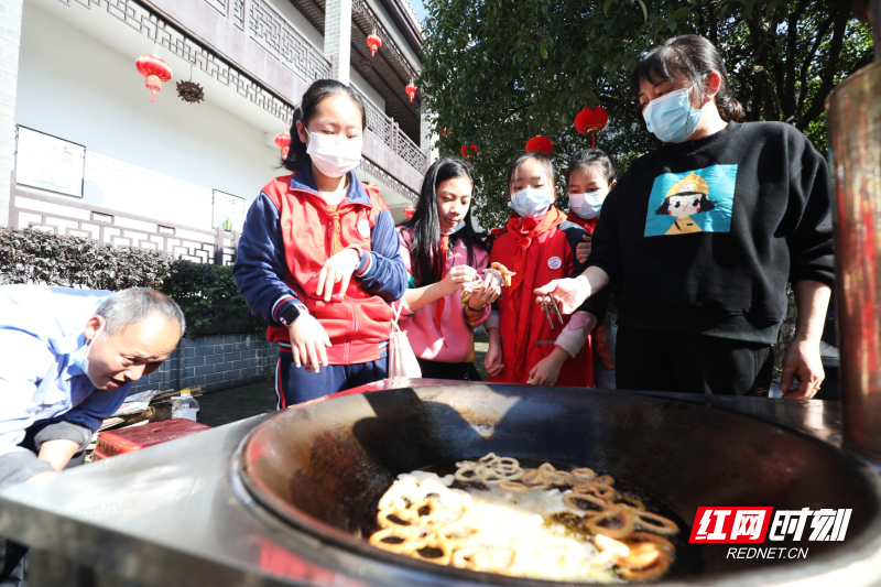 8、1月13日，在湖南省资兴市五岭农耕文明博物馆，学生观摩油炸套花。.JPG