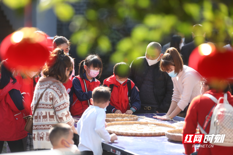 1、1月13日，在湖南省资兴市五岭农耕文明博物馆，工作人员指导学生手工制作套花。.JPG