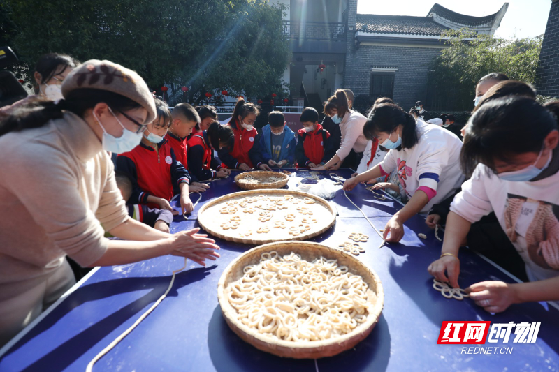 3、1月13日，在湖南省资兴市五岭农耕文明博物馆，工作人员指导学生手工制作套花。.JPG