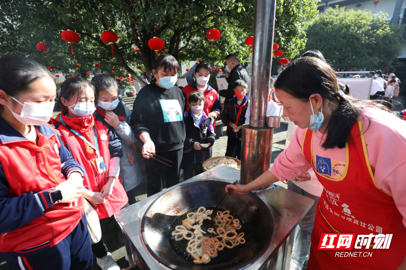 9、1月13日，在湖南省资兴市五岭农耕文明博物馆，学生观摩油炸套花。.JPG