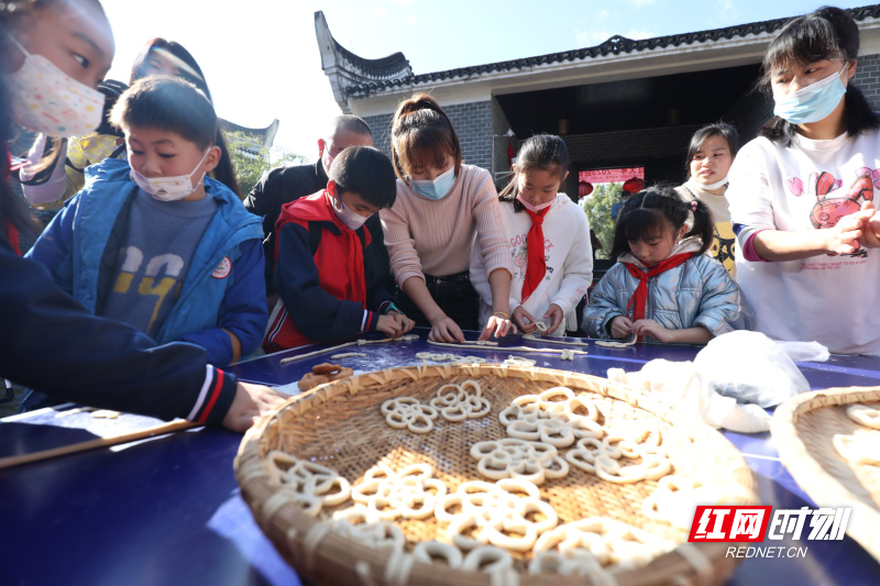 5、1月13日，在湖南省资兴市五岭农耕文明博物馆，工作人员指导学生手工制作套花。.JPG