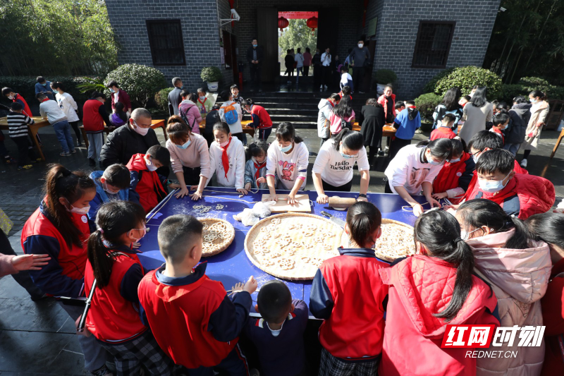 2、1月13日，在湖南省资兴市五岭农耕文明博物馆，工作人员指导学生手工制作套花。.JPG