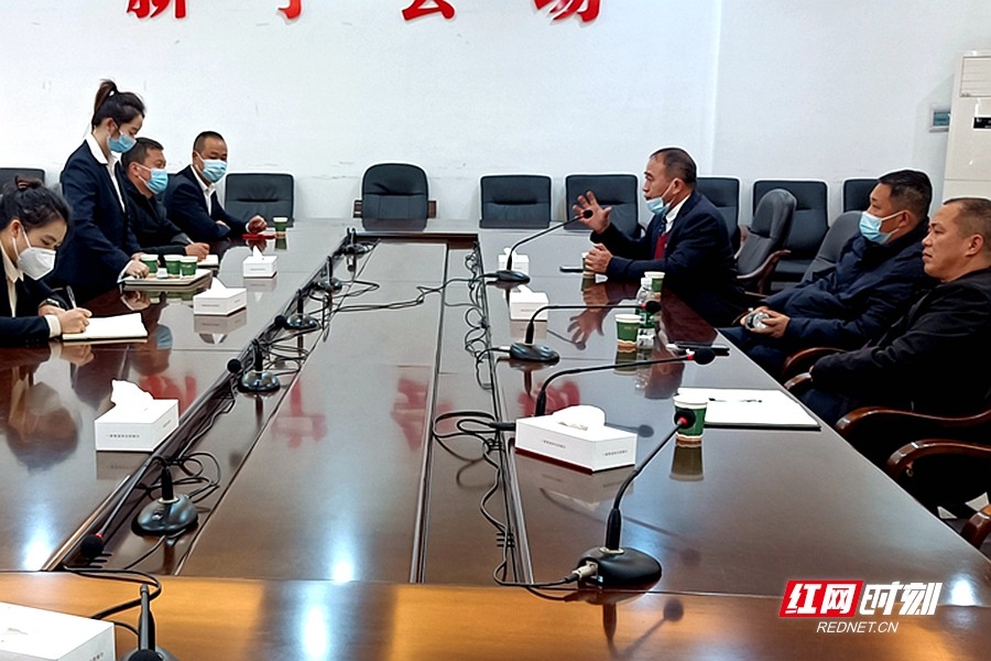 5.检查组在会展中心座谈交办安全隐患整改事项。.jpg