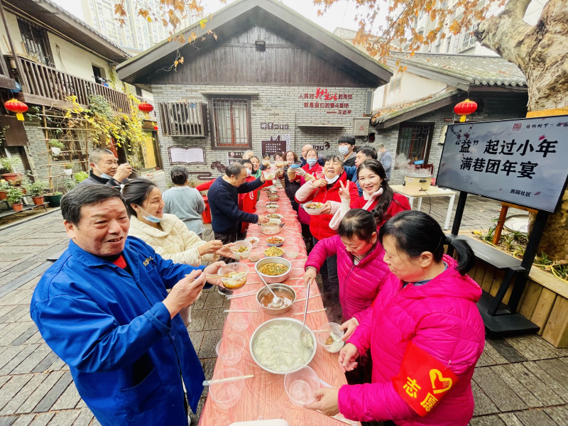 百年法國梧樹下擺起長桌，50戶老街坊吃流水席，“益”起團(tuán)圓。