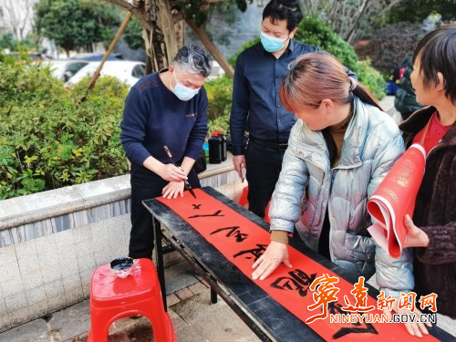 【新春走基层】宁远：法治春联进万家 创新普法年味足1_副本500.jpg