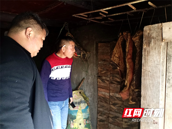 查看村民熏腊肉是否存在安全隐患。.jpg