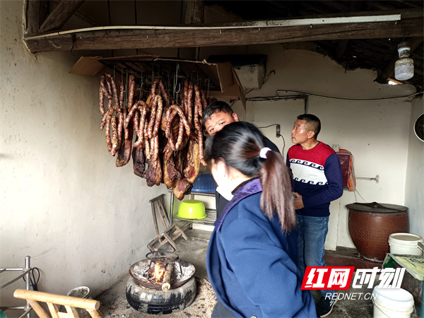 上门提醒村民注意熏腊肉、香肠高度，做到人走火灭。.jpg