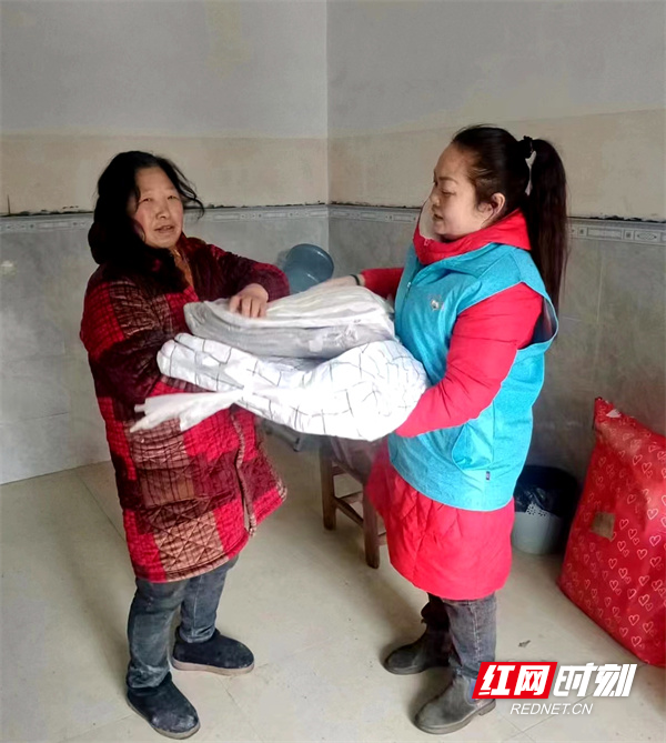 志愿者把慰问物质送到残疾人家中。.jpg